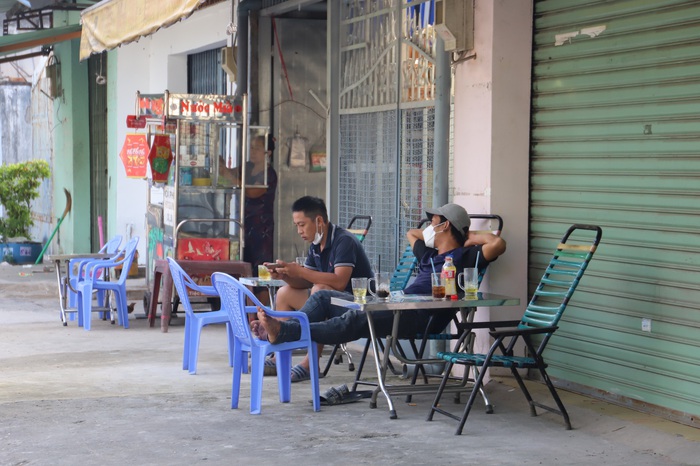 Người dân TPHCM thích thú khi được ngồi ăn sáng, uống cà phê tại chỗ  - Ảnh 5.