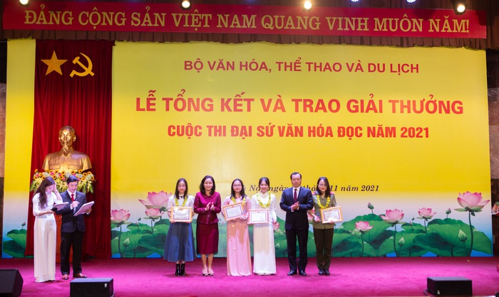 3 nữ sinh được vinh danh Đại sứ Văn hóa đọc tiêu biểu 2021 - Ảnh 1.