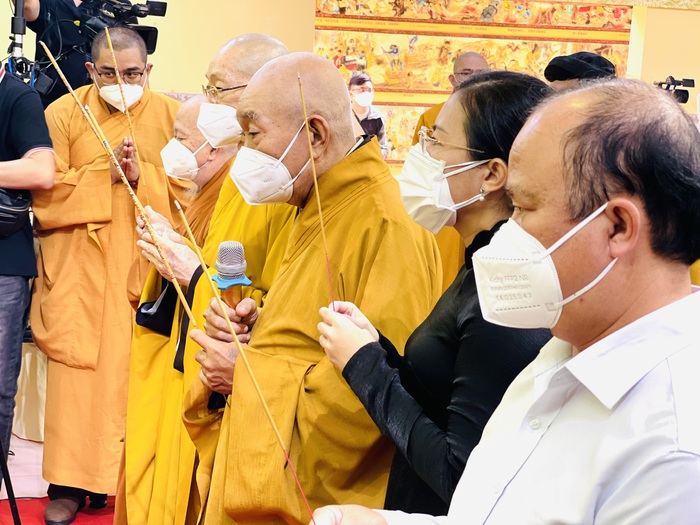 Quận 8 (TPHCM) làm Lễ Tưởng niệm đồng bào tử vong trong đại dịch theo nghi thức Phật giáo - Ảnh 1.