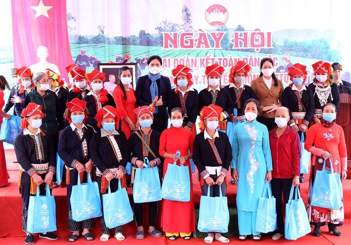 Chủ tịch Hà Thị Nga tham dự Ngày hội Đại đoàn kết dân tộc ở Lào Cai - Ảnh 3.