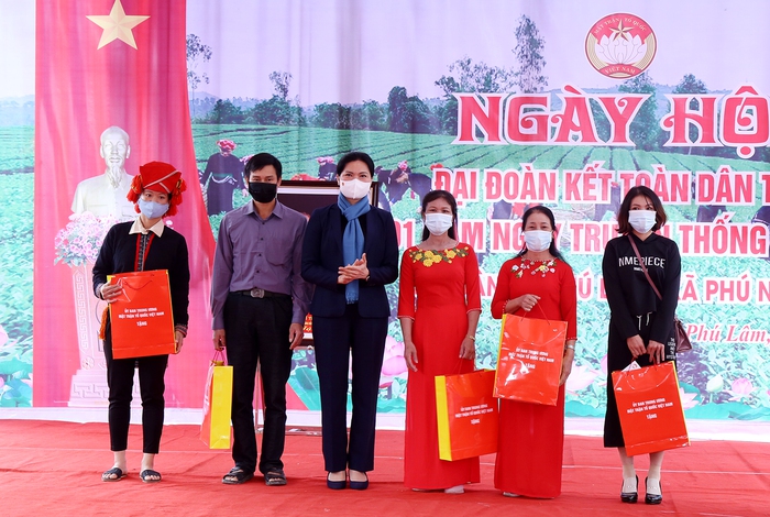 Chủ tịch Hà Thị Nga tham dự Ngày hội Đại đoàn kết dân tộc ở Lào Cai - Ảnh 2.