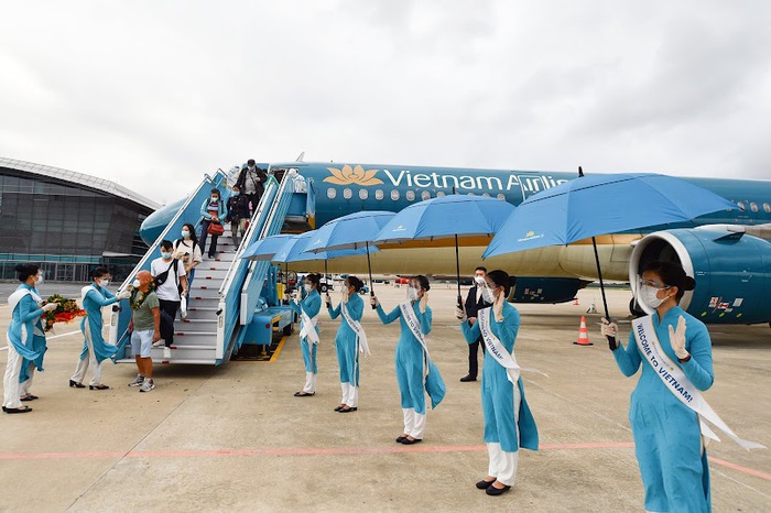Chuyến bay quốc tế đầu tiên đến Việt Nam sau giai đoạn giãn cách dài - Ảnh 1.