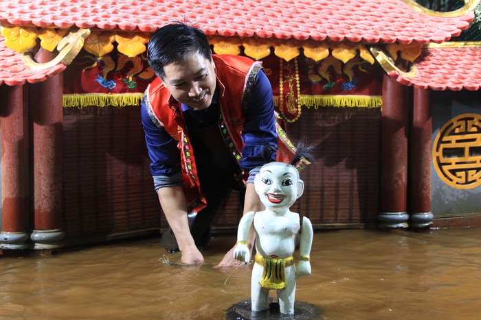 Nghệ sĩ Phan Thanh Liêm trình diễn múa rối nước