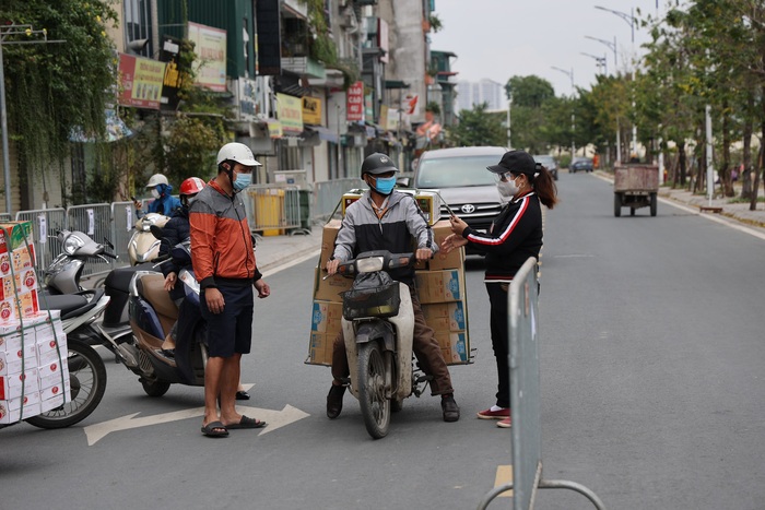 Hà Nội: Lập chốt kiểm soát người ra vào ổ dịch có 233 F0 ở phường Phú Đô - Ảnh 3.