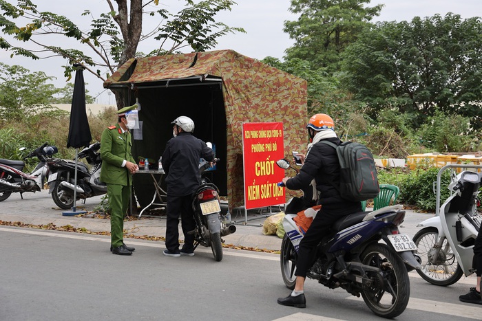 Hà Nội: Lập chốt kiểm soát người ra vào ổ dịch có 233 F0 ở phường Phú Đô - Ảnh 4.