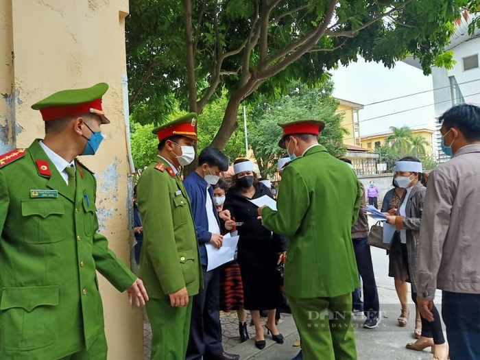 Lực lượng công an kiểm tra giấy tờ người tham gia phiên tòa (ảnh Danviet.vn)