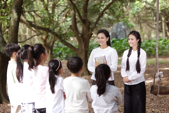 Chị em Lương Nguyệt Anh - Lương Hải Yến cùng các học trò của mình trong MV