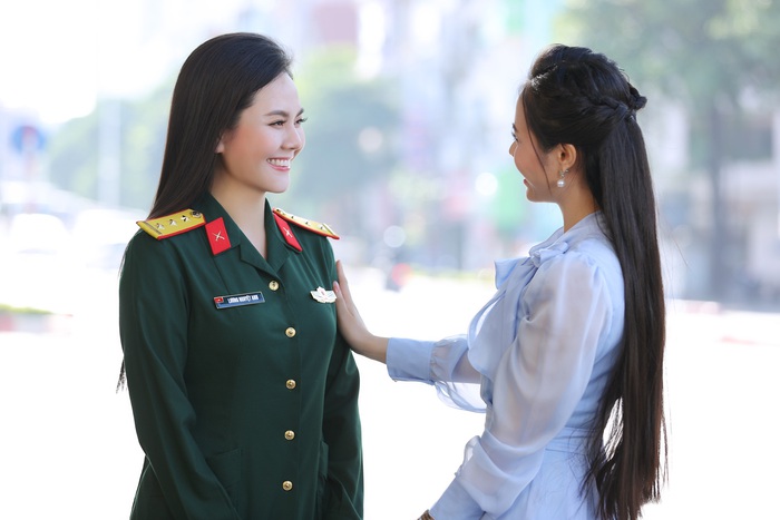 Lương Nguyệt Anh chững chạc với bộ quân phục của giảng viên ĐH Văn hóa Nghệ thuật Quân đội