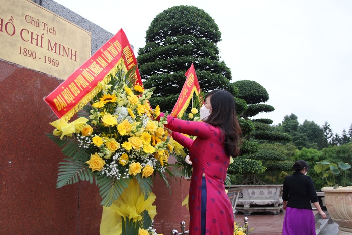 Đoàn đại biểu Phụ nữ tỉnh Nghệ An lần thứ XVI dâng hoa, báo công với Bác Hồ tại Quảng trường Hồ Chí Minh - Ảnh 2.