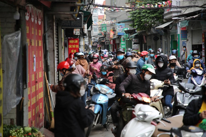Hà Nội: Lập chốt kiểm soát người ra vào ổ dịch có 233 F0 ở phường Phú Đô - Ảnh 1.