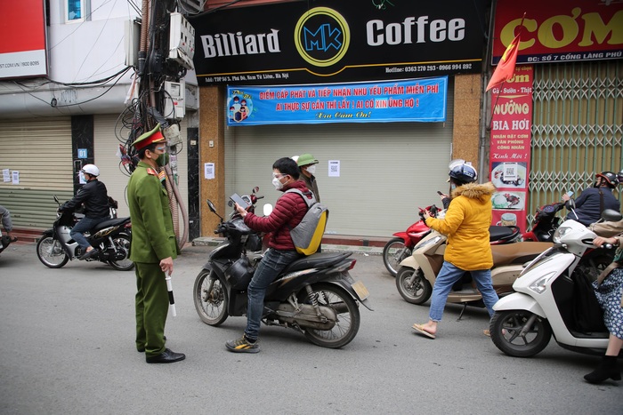 Hà Nội: Lập chốt kiểm soát người ra vào ổ dịch có 233 F0 ở phường Phú Đô - Ảnh 2.