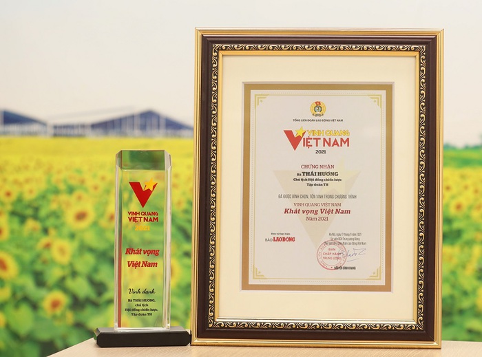 Cúp và chứng nhận của chương trình Vinh quang Việt Nam được trao tặng tới Anh hùng Lao động Thái Hương.