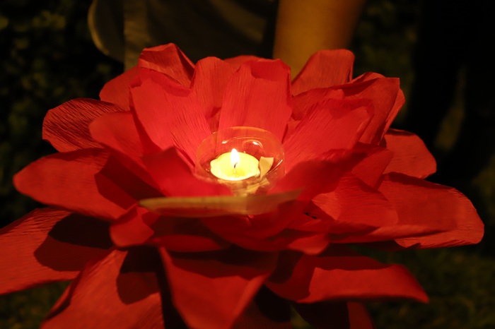 Dòng Nhiêu Lộc - Thị Nghè sáng rực hoa đăng mang theo vô vàn niềm tiếc thương  - Ảnh 6.