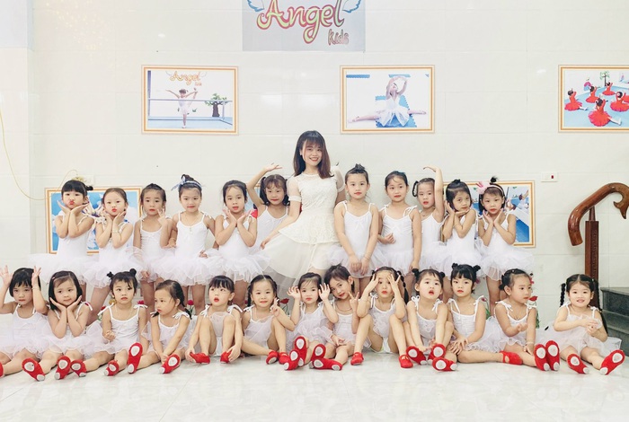 Cô giáo Hồng Nhung cùng các con trong CLB Angel Kids