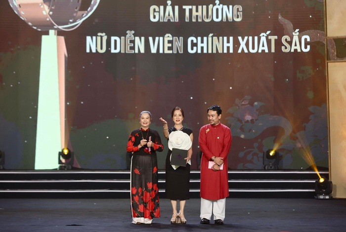 NSND Lê Khanh nhận giải &quot;Nữ diễn viên chính xuất sắc nhất&quot; LHP Việt Nam 2021
