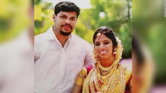 Ấn Độ: Chồng 3 lần dùng rắn giết hại vợ thiểu năng  - Ảnh 1.
