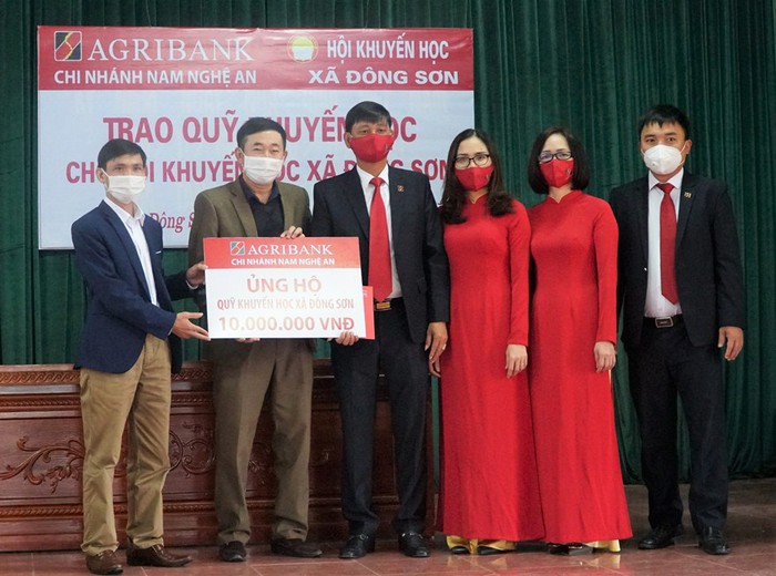 Agribank Nam Nghệ An triển khai chương trình &quot;Thêm con chữ, bớt đói nghèo&quot; - Ảnh 1.