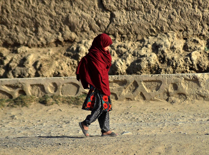 Afghanistan: Đói nghèo và nợ nần khiến nhiều gia đình gả con gái nhỏ - Ảnh 1.