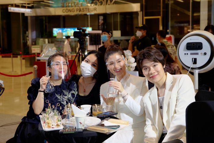 Nữ diễn viên Ngọc Thanh Tâm (áo trắng ngồi giữa) cùng những khách mời tham gia thí nghiệm nhỏ chứng minh hiệu quả trong chăm sóc da của vitamin C