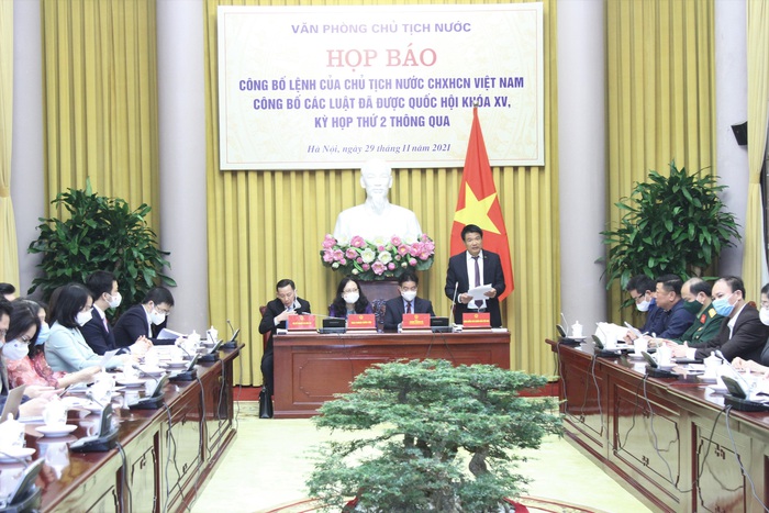 Ông Nguyễn Huy Tiến - Phó Viện trưởng Viện KSND Tối cao giới thiệu tóm tắt Luật sửa đổi, bổ sung một số điều của Bộ luật Tố tụng hình sự