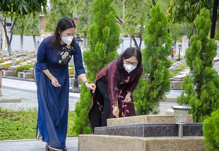 Các đại biểu tham dự ĐH Phụ nữ tỉnh Bà Rịa - Vũng Tàu viếng Nghĩa trang liệt sĩ  - Ảnh 1.