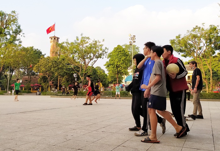 Hà Nội: Hàng trăm người không đeo khẩu trang tại công viên Lê Nin - Ảnh 3.