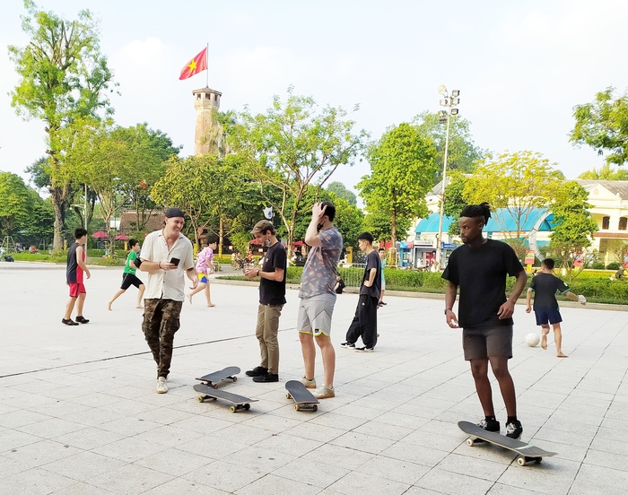 Hà Nội: Hàng trăm người không đeo khẩu trang tại công viên Lê Nin - Ảnh 2.