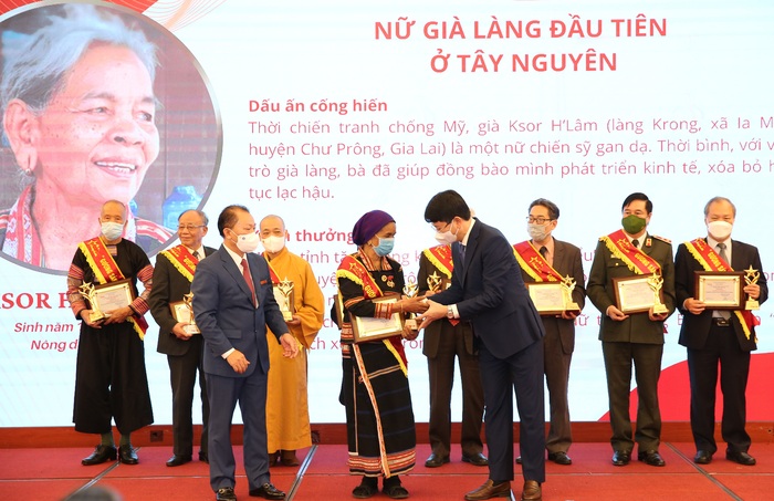 Thứ trưởng Nguyễn Thanh Tịnh trao tặng Gương sáng pháp luật cho nữ già làng đầu tiên của Tây Nguyên