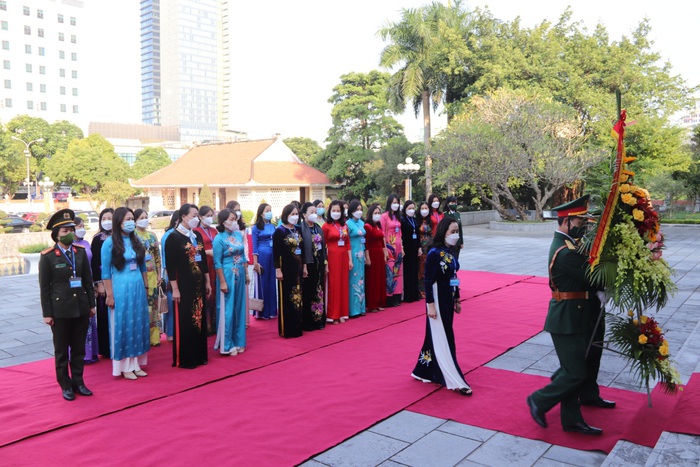 Đoàn đại biểu phụ nữ tỉnh Thanh Hóa dâng hoa, dâng hương tri ân Chủ tịch Hồ Chí Minh và các anh hùng, liệt sĩ - Ảnh 1.