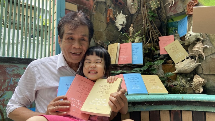 Nhà thơ, nhà văn Lê Minh Quốc và con gái cùng bộ sách &quot;Văn hóa Việt nhìn từ tiếng Việt&quot;