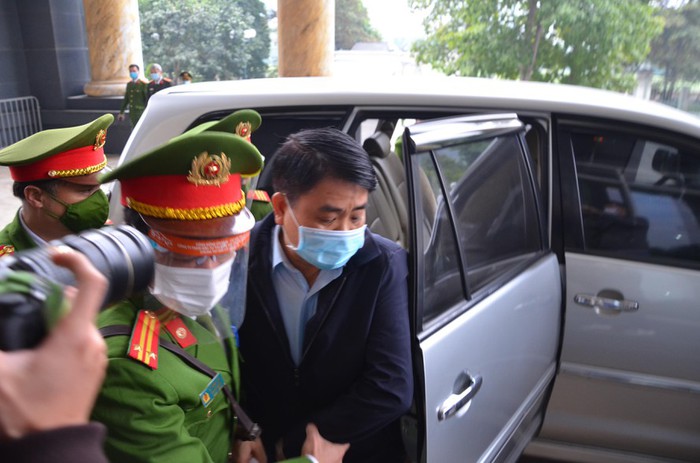 Cựu Chủ tịch UBND thành phố Hà Nội Nguyễn Đức Chung đến tòa sáng nay