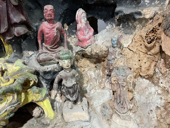 Chùa hơn 300 tuổi xuống cấp: Tượng Phật rụng tay, khoác áo mưa, bị bao vây bởi tổ mối  - Ảnh 3.