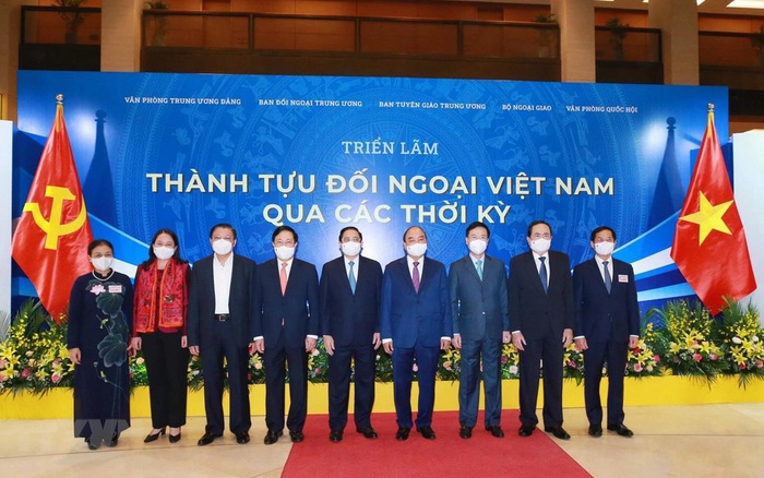 Đối ngoại: Hình ảnh Thủ tướng Việt Nam gặp gỡ các nhà lãnh đạo thế giới để thúc đẩy quan hệ đối ngoại được thể hiện trong hình ảnh này. Với mỗi cuộc gặp gỡ, Việt Nam đang thể hiện sự quyết tâm của mình trong việc mở rộng mối quan hệ với các đối tác quyền lực thế giới.