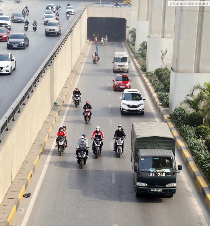 Hà Nội với kế hoạch cấm xe máy vào nội đô sau năm 2025: Hãy phát triển giao thông công cộng trước đã - Ảnh 1.