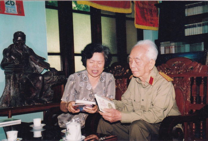 Đại tướng Võ Nguyên Giáp trò chuyện với bà Nguyễn Thị Mỹ Dung tại nhà riêng năm 2005