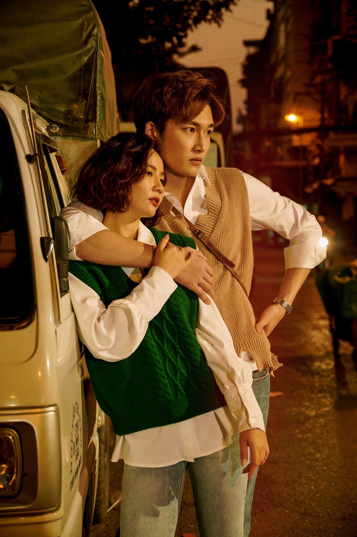 Trong bộ ảnh mới, cặp đôi diễn viên đóng vai Vân Trang và Duy của phim “Thương ngày nắng về” khiến giới trẻ thích thú bởi sự lãng mạn, ngọt ngào trong tạo hình thời trang những thanh niên Hồng Kông thập niên 90