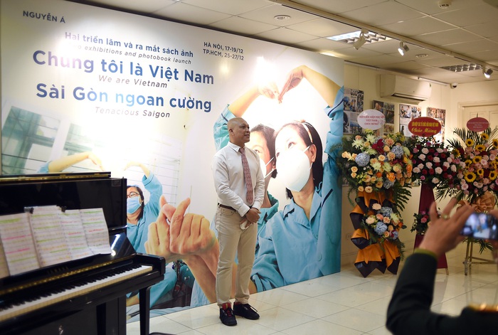 Nhiếp ảnh gia Nguyễn Á tại khai mạc triển lãm