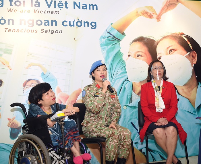 Sĩ quan Đỗ Thị Hằng Nga, chị Nguyễn Thị Vân và doanh nhân Hà Thu Thanh giao lưu tại triển lãm
