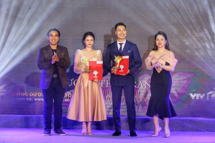 Mạnh Trường và Lương Thu Trang nhận giải Nam/Nữ diễn viên xuất sắc nhất hạng mục phim Truyền hình