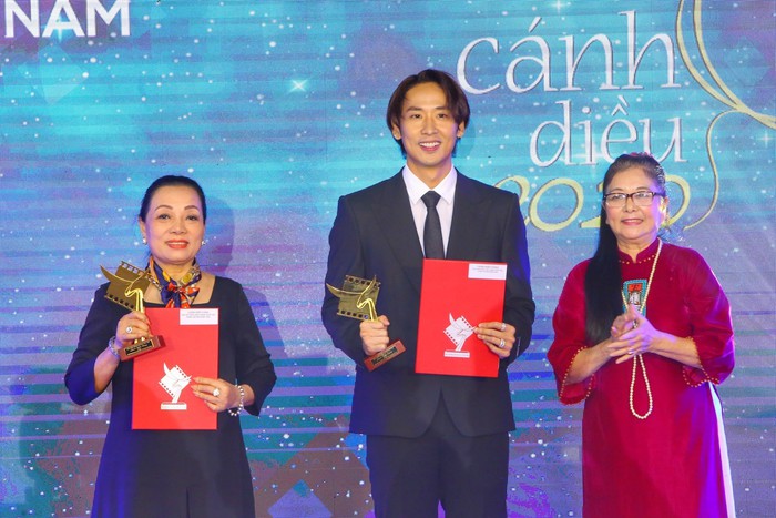 Diễn viên Tuấn Trần nhận giải Nam diễn viên xuất sắc nhất hạng mục Điện ảnh