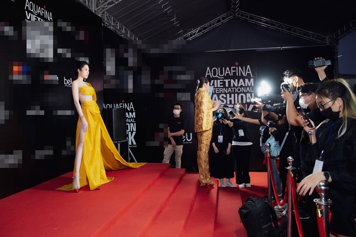 Xuất hiện trên thảm đỏ Vietnam International Fashion Week 2021, Hoa hậu Tô Diệp Hà nhận được nhiều sự chú ý. Diện bộ trang phục màu vàng rực rỡ với nhữn đường cắt xẻ gợi cảm, người đẹp 9X nổi bật trong dàn sao tới tham dự sự kiện
