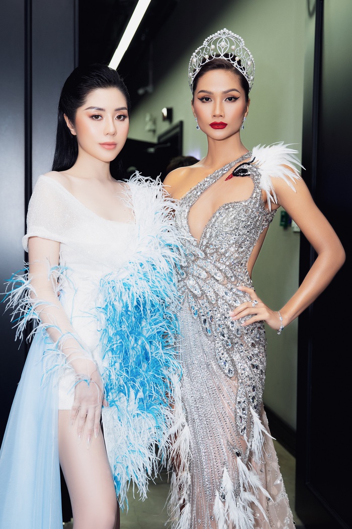 Tô Diệp Hà đọ sắc cùng Hoa hậu H’Hen Niê trong hậu trường Tuần lễ thời trang