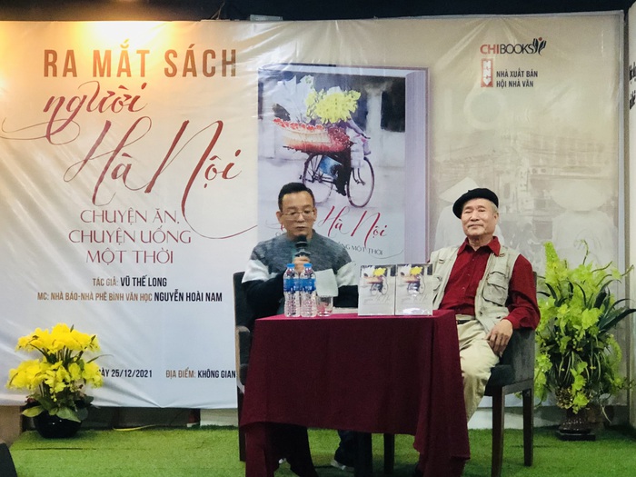 Tác giả Vũ Thế Long và nhà phê bình văn học Hoài Nam trong buổi giao lưu ra mắt sách &quot;Người Hà Nội: chuyện ăn, chuyện uống một thời&quot;