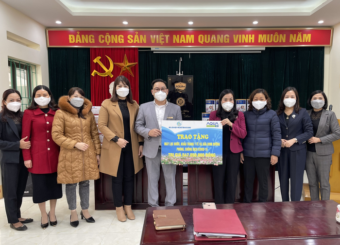 Trao gói hỗ trợ phòng chống dịch Covid-19 cho Hội LHPN tỉnh Hà Giang