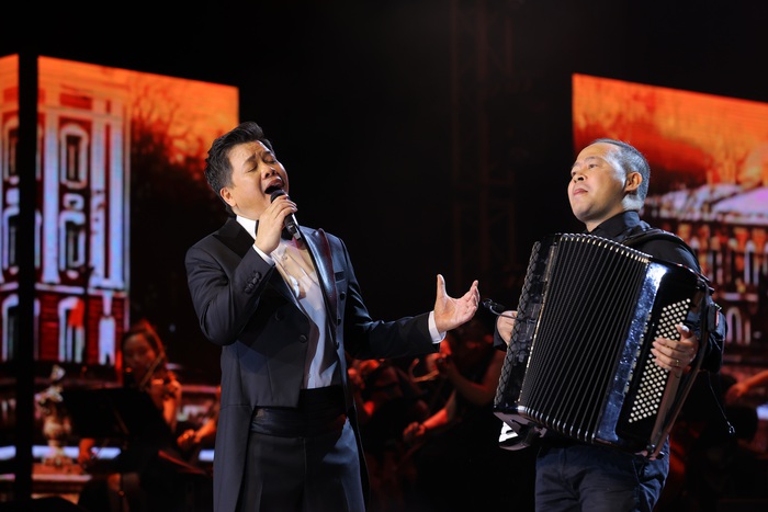 Nghệ sĩ Đăng Dương hòa giọng cùng âm nhạc của nghệ sĩ accordion Đào Kiên