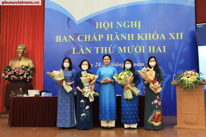 Trao tặng Huân chương Độc lập hạng nhì và Bằng khen của Thủ tướng Chính phủ cho lãnh đạo, nguyên lãnh đạo Hội LHPN Việt Nam - Ảnh 3.