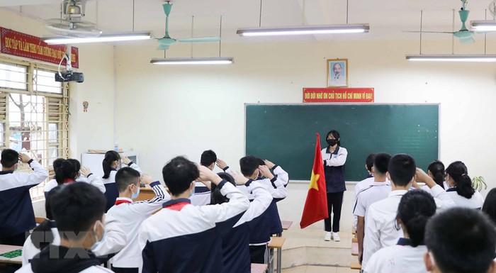 Học sinh khối THPT ở Hà Nội trở lại trường từ 6/12, tự mang theo nước uống  - Ảnh 1.