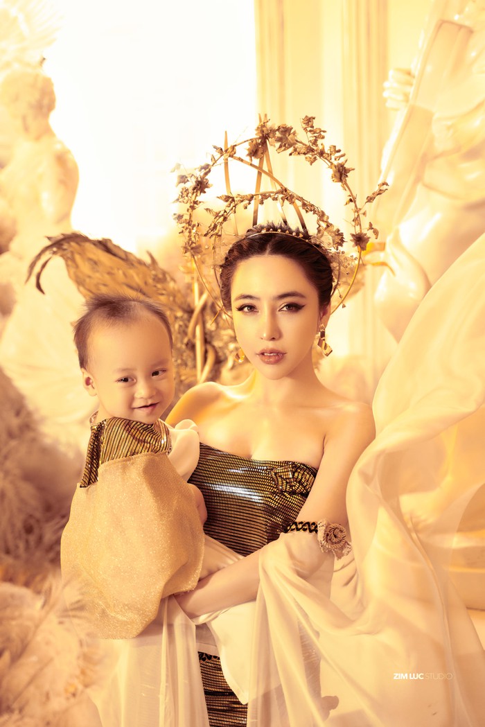 “Nữ hoàng dao kéo” Mai Diệu Linh gợi cảm với concept ảnh nữ thần, khoe con trai 2 tuổi - Ảnh 3.