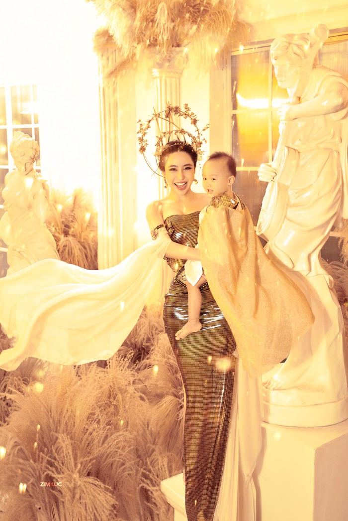 “Nữ hoàng dao kéo” Mai Diệu Linh gợi cảm với concept ảnh nữ thần, khoe con trai 2 tuổi - Ảnh 4.