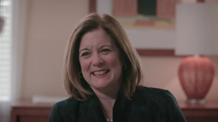 Suzanne Clark  - nữ giám đốc - Phòng Thương mại Mỹ